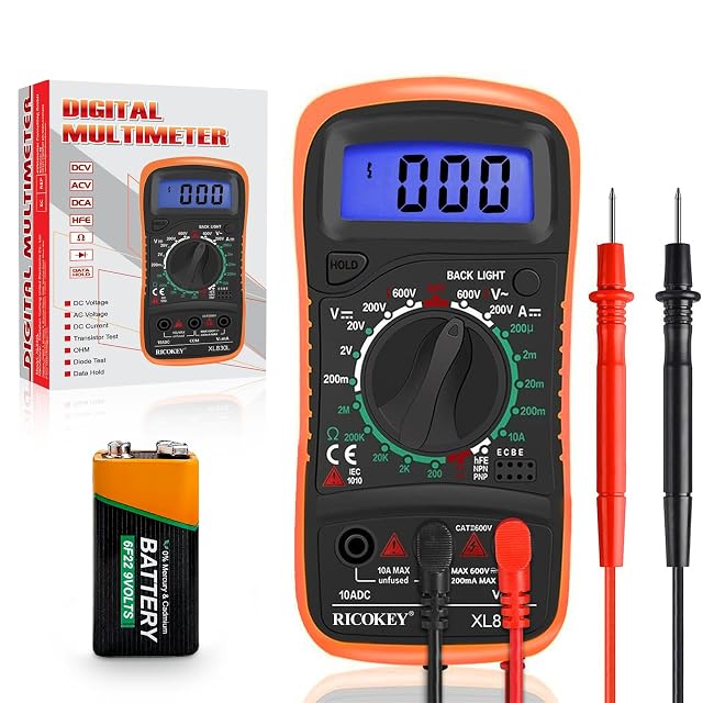 RICOKEY Digitalmultimeter im orangen Gehäuse, auf seinem ausgeklappten Ständer stehend